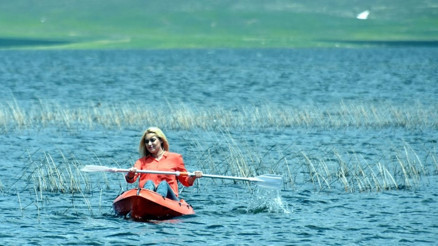 Urartuların baraj gölünde yüzüp kanoyla gezdiler
