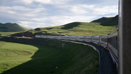 Turistik Doğu Ekspresi seferlerine başladı. Turistik Doğu Ekspresi seferlerine başladı.