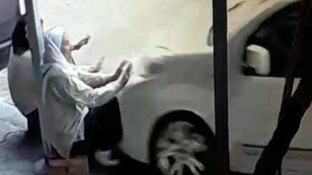 Kaldırımda oturan iki kadını öldürdü O anlar kamerada