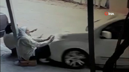 Acemi sürücü kaldırımda oturan iki kadını böyle ezdi Acemi sürücü kaldırımda oturan iki kadını böyle ezdi