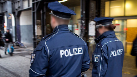 Alman polisinden Müslüman gençlere terörist muamelesi