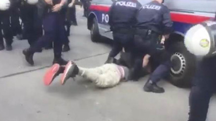 Polis aracı, az kalsın gözaltındaki genci eziyordu