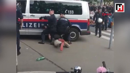 Avusturya polis aracı, az kalsın gözaltındaki genci eziyordu