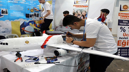 Bilim fuarının açılışı robotun verdiği makasla yapıldı