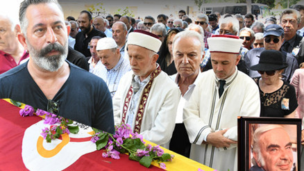 Enis Fosforoğluna veda Kızı gözyaşlarına boğuldu... Enis Fosforoğluna veda Kızı gözyaşlarına boğuldu...