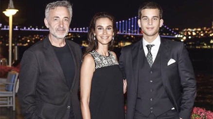 Oğlumuz mezun oldu Ünlü çiftin mutlu günü