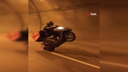 Motosikletli kurye müşterilere siparişleri tek teker üzerinde böyle götürdü