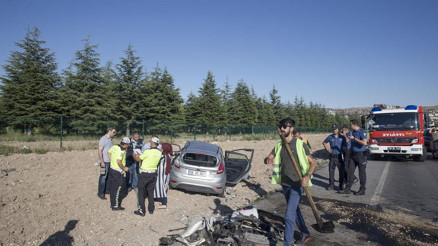 Karşı şeride geçti üç otomobile çarptı