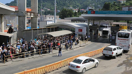 Sarptan yılın ilk yarısında 2 milyon 833 bin yolcu geçti