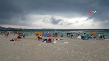 Fırtına Çeşme Plajında paniğe sebep oldu