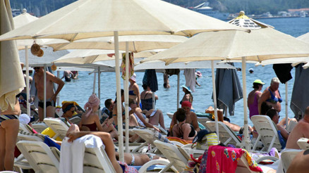 Plajlar ve havuzlar doldu Uyarı geldi: Bu saatlerde sakın dışarı çıkmayın