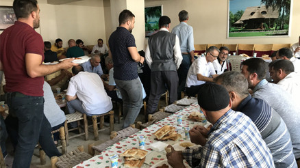 Cenaze sahiplerini mağdur eden taziye yemeği geleneği