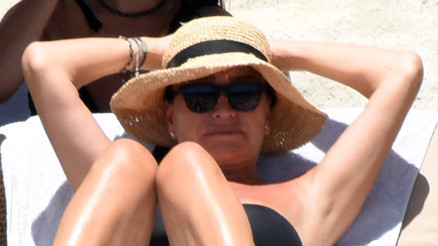 Gün boyu güneşlendi