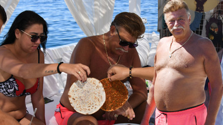 Nuri Alço sevgilisiyle Bodrum’da