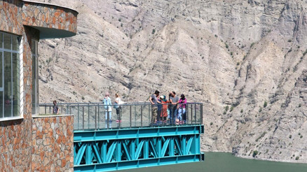 Türkiyenin en uzun cam terası adrenalin tutkunlarını cezbediyor Türkiyenin en uzun cam terası adrenalin tutkunlarını cezbediyor
