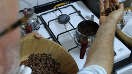 Fındık kabuğundan çay yaptı, tadanlar çok beğeniyor