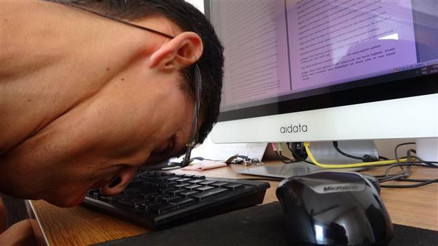 Klavyeyi burnu ile kullanarak ikinci kitabını yazıyor