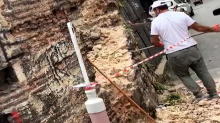 Beyoğlundaki tarihi yapıda tepki çeken görüntü