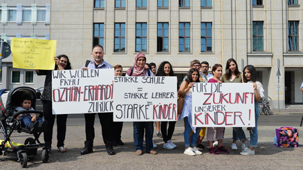 Senatörlük söylentilere son vermeli: Müdür, Türk kökeninden dolayı mı görevden alındı