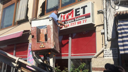 Manisada tepki çeken lokanta tabelası söküldü