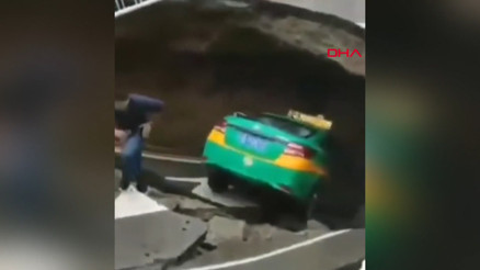 Çinde çöken yol, taksiyi yuttu