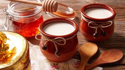 Cilt Beyazlaştırıcı Süt, Bal ve Limon Maskesi