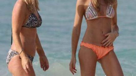 Sanki annesi değil kardeşi