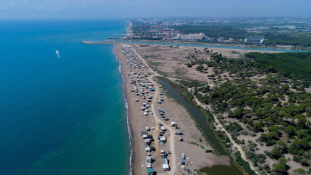 Sahile kurulan obalar kaldırıldı