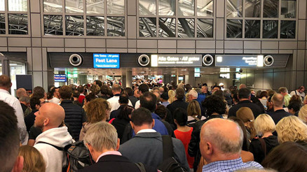 Hamburg Havaalanında alarm verildi... Herkes dışarı çıkarıldı