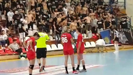 Yunanistanda büyük terbiyesizlik Türk bayrağına izin vermediler, sporculara tükürdüler... Yunanistanda büyük terbiyesizlik Türk bayrağına izin vermediler, sporculara tükürdüler...
