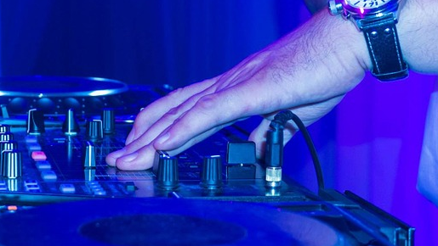 Hadi ipucu:  Yeni reklam filminde Anıl Piyancı ile birlikte rap yapan ünlü oyuncu kimdir