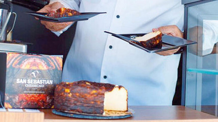 O aynı maklubeye kaşık sallamayan bir kişi var