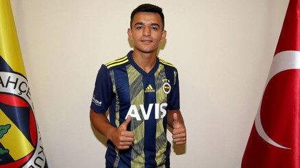 Fenerbahçeden genç futbolcuya profesyonel sözleşme