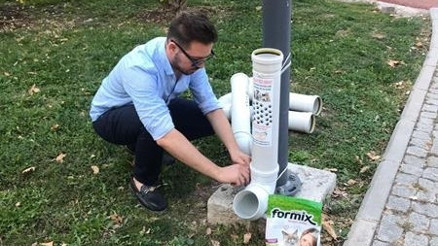 Atık borulardan can dostlara mama kabı
