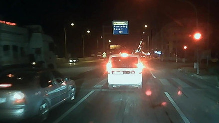 Polisler trafikte tartışırken gözaltındaki şüpheli ekip aracıyla kaçtı