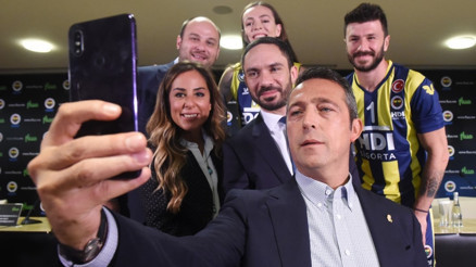 Ali Koç sponsorluk anlaşmasında selfie çekti