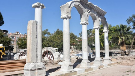 Thyateira Antik Kenti’ndeki Roma Caddesi sütunları ayağa kaldırılıyor Thyateira Antik Kenti’ndeki Roma Caddesi sütunları ayağa kaldırılıyor