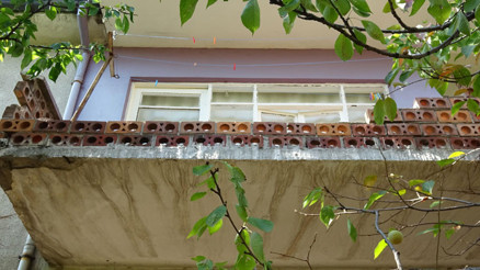 Halı çırparken balkondan düşen çift, yaralandı