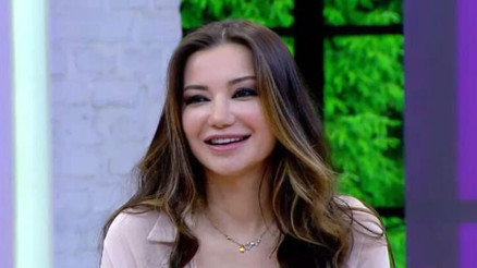 Esra Ezmeci kimdir