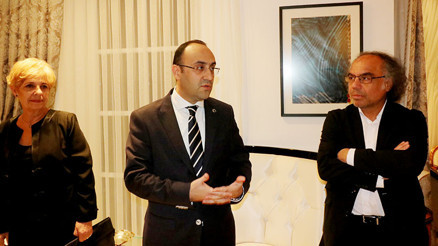 Başkonsolos Karartı, sanatçıları rezidansında ağırladı