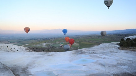 Pamukkalede balonlar 153 bin kişiyi uçurdu