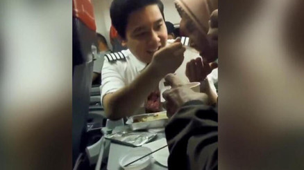 Kabin görevlisinin bu hareketi, sosyal medyada yoğun ilgi gördü