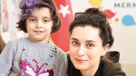 Hande Doğandemir Mardin’de miniklerin yüzünü güldürdü