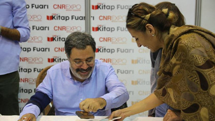 Ahmet Ümit ve Muazzez İlmiye Çığ Mersinde okurlarıyla buluştu