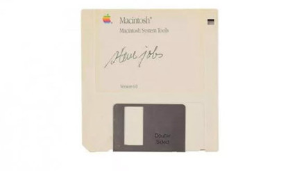Steve Jobsın imzaladığı disketin fiyatı dudak uçuklatıyor