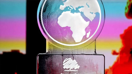 İngiliz Başbakan televizyon programında eriyen buz blokuyla temsil edildi