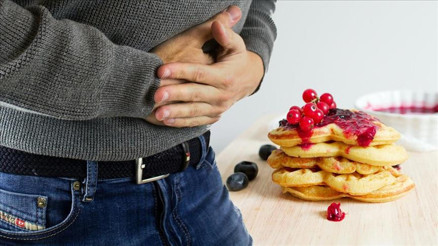 Karın şişliğine ne iyi gelir ve nasıl geçer Karın şişliği neden olur Evde karın şişkinliğine iyi gelen bitkisel ve doğal yöntemler