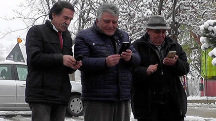 Memleketlerini güvenlik kamerasından izleyerek hasret gideriyor