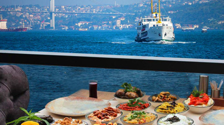 Arkada nefis bir manzara önde ise nefis yemekler