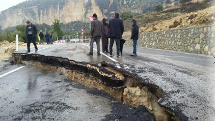 Mersinde çöken yol trafiğe kapatıldı
